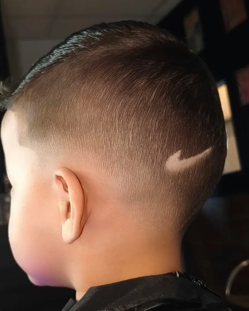 Corte infantil com degradê e desenho na lateral