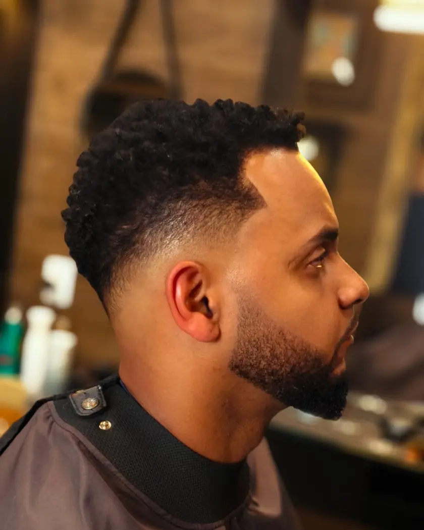 Perfil de cliente com corte texturizado no topo e degradê